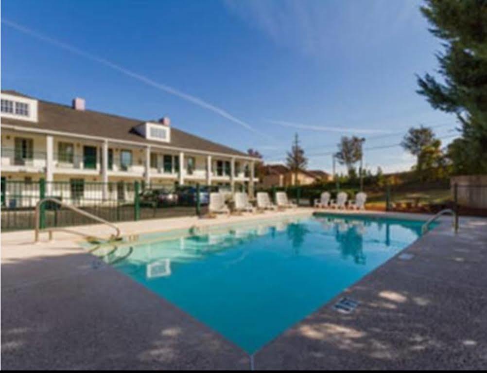 Baymont By Wyndham Greenwood Exterior photo
